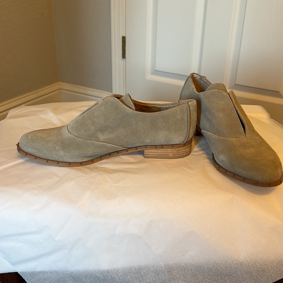 Splendid taupe/light gray suede slip on shoe, stud detail on sole - Picture 2 of 8